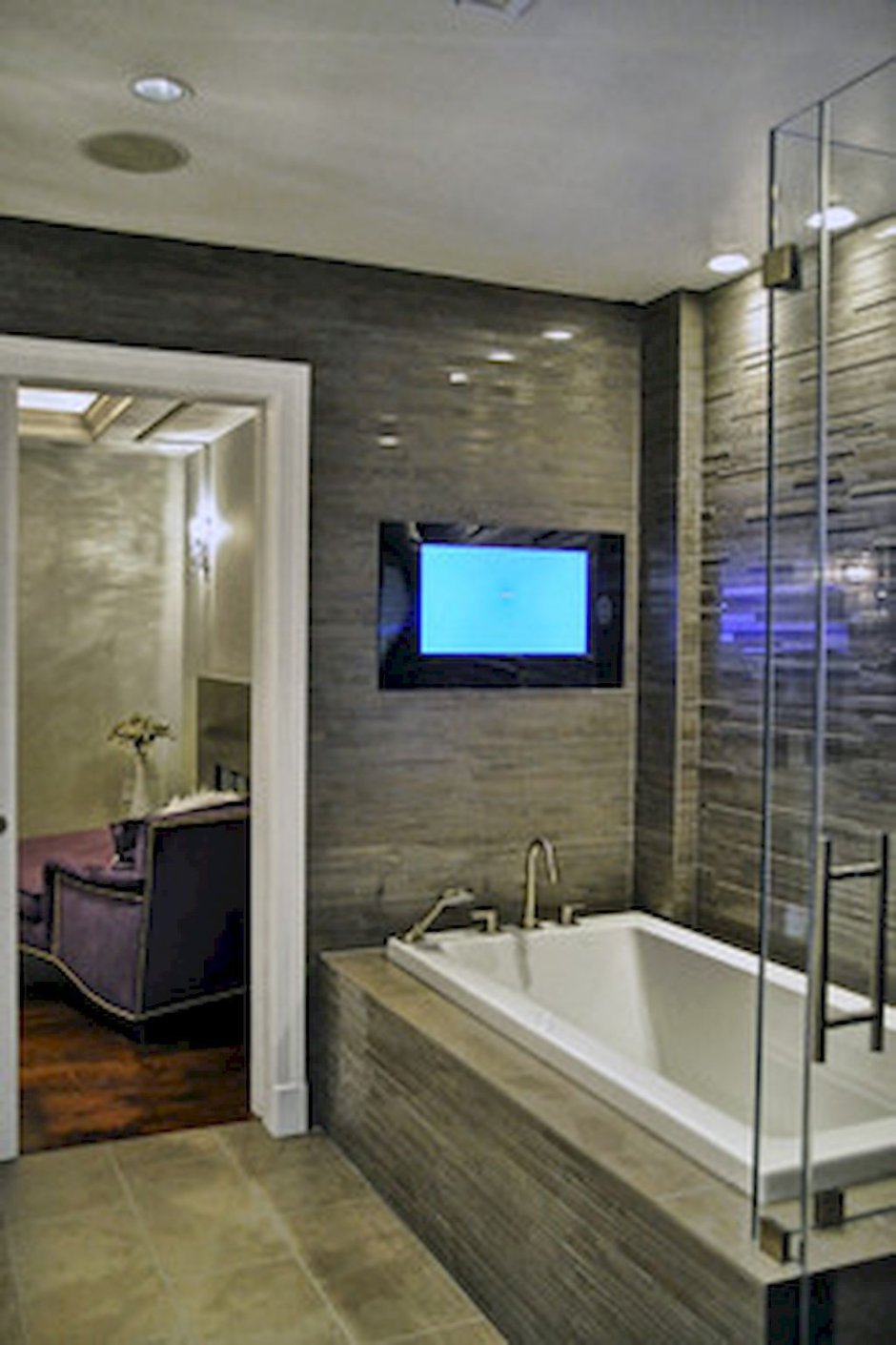 Современная ванная комната с тропическим душем