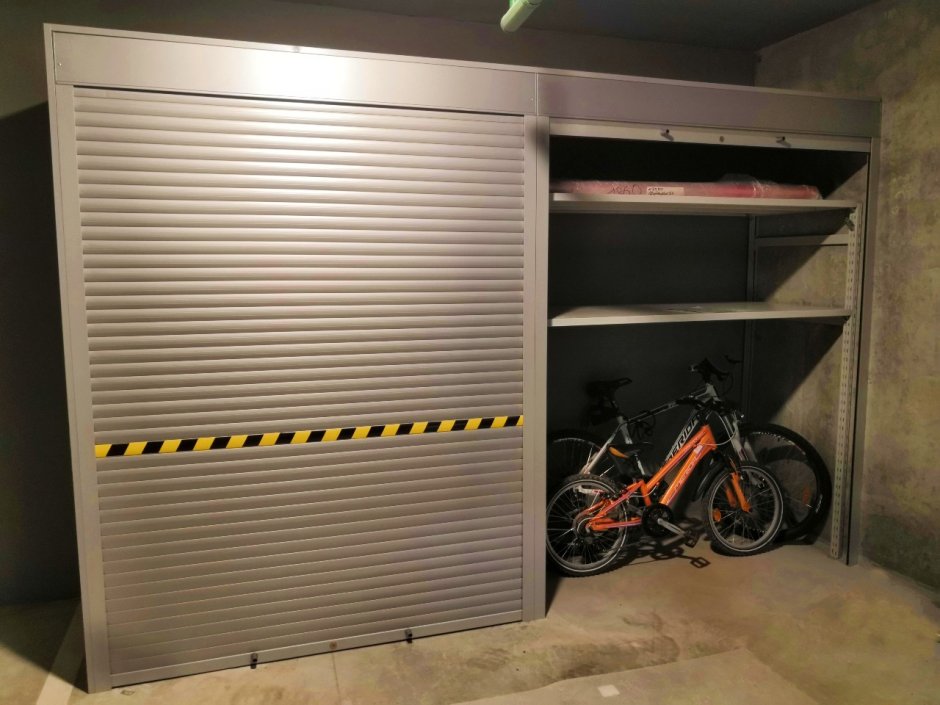 Шкаф в гараж с рольставнями для паркинга