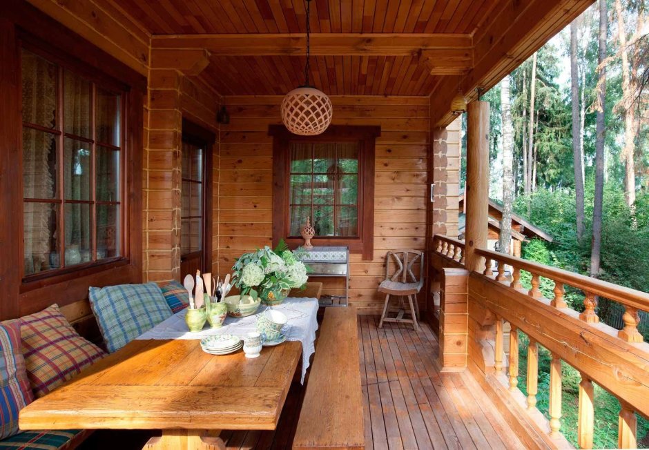 Деревянный дом с открытым балконом