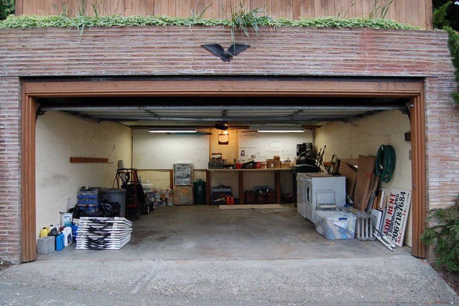 Интерьер большого гаража
