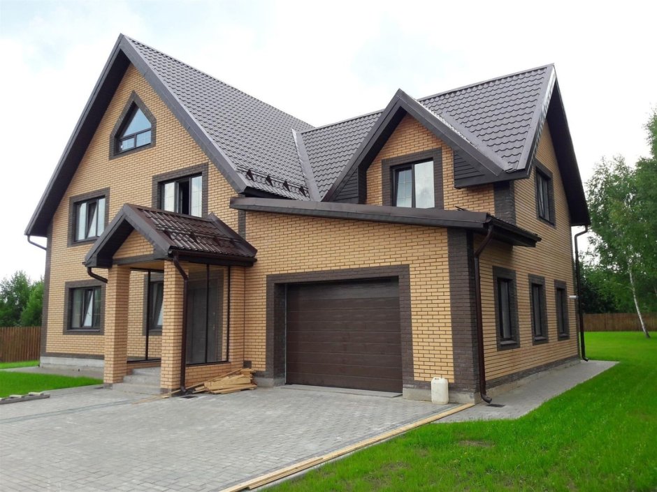 Кирпичный дом с гаражом