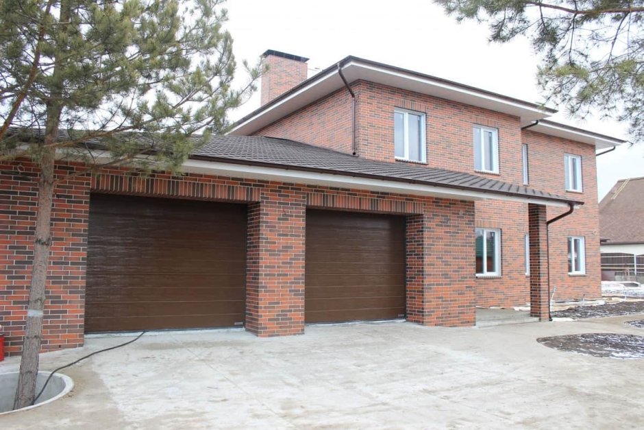Дом из красного кирпича с гаражом