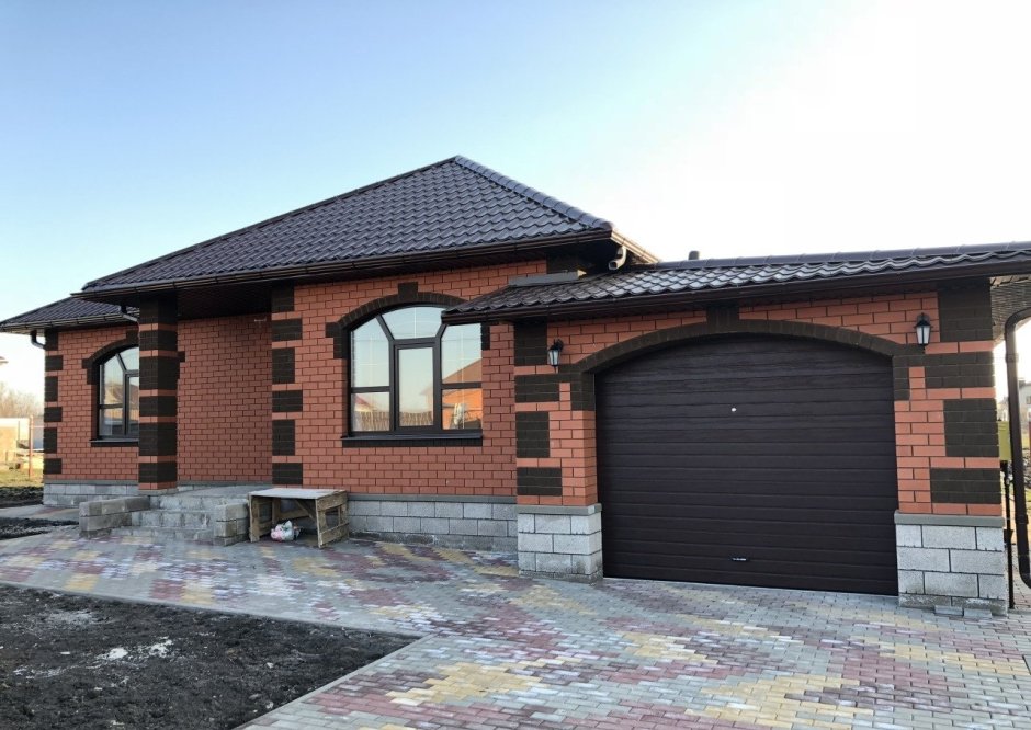 Домик с гаражом и эркером