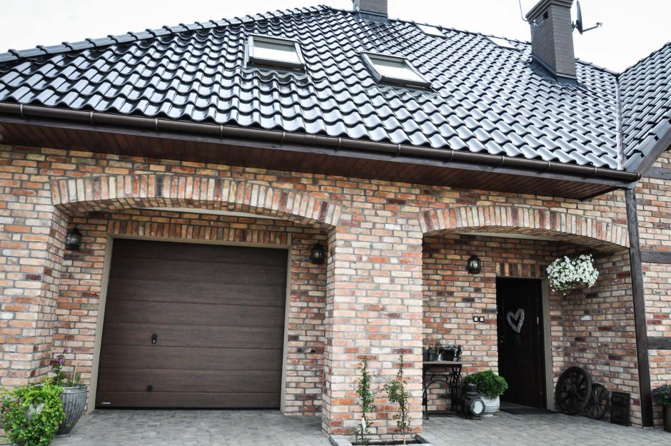 Красивый гараж из кирпича