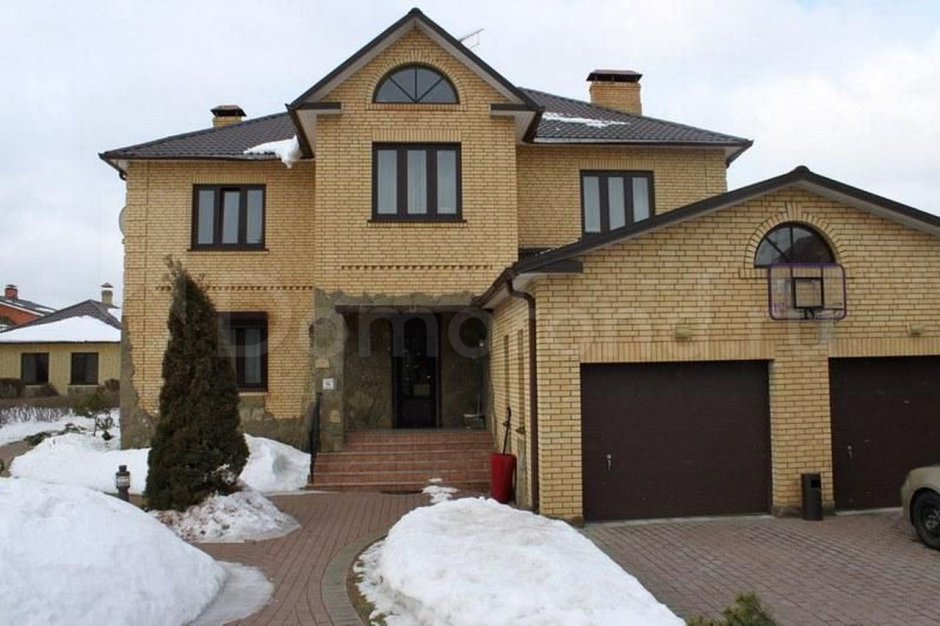 Кирпичный дом с гаражом