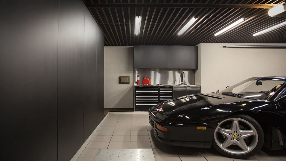 Черный интерьер в гараже