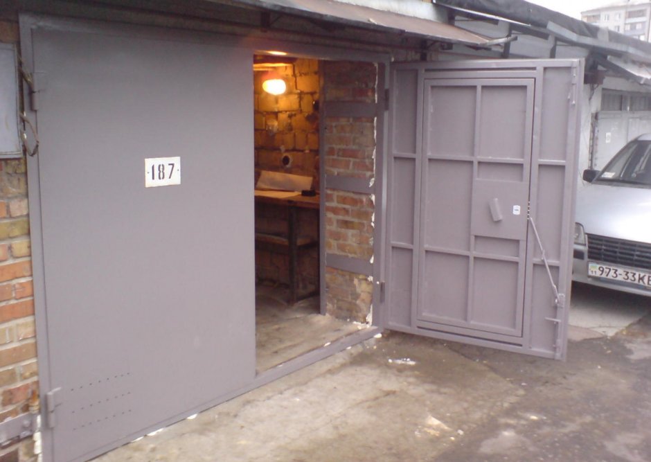 Распашные ворота с козырьком в гараж