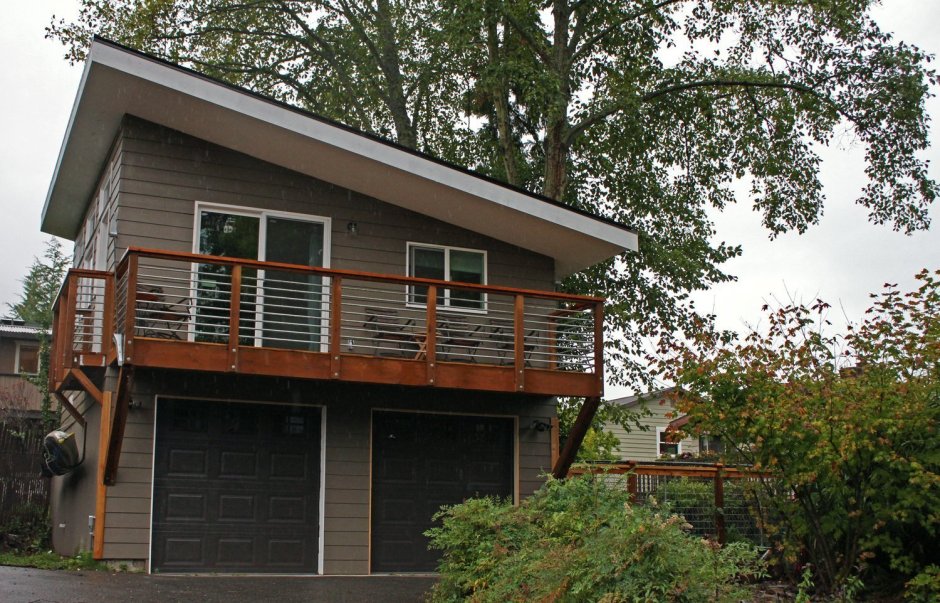 Двухэтажный гараж с односкатной крышей