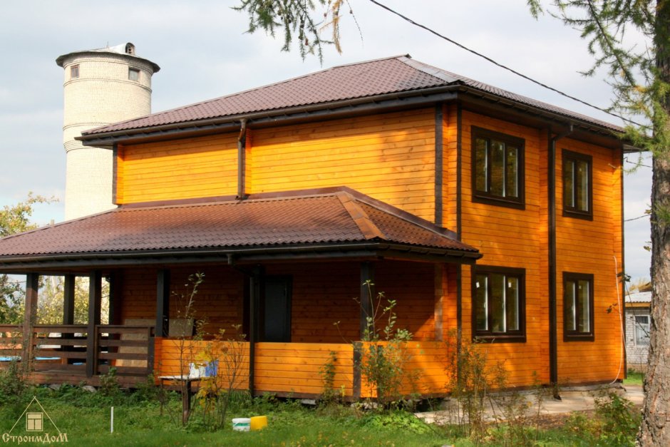 Дом из бруса с вальмовой крышей
