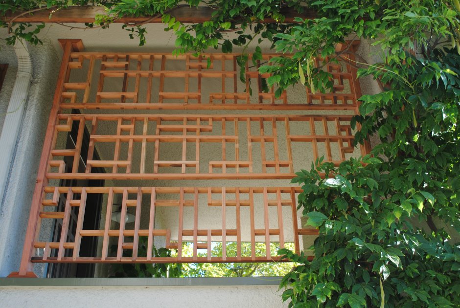 Деревянная решетка для балкона