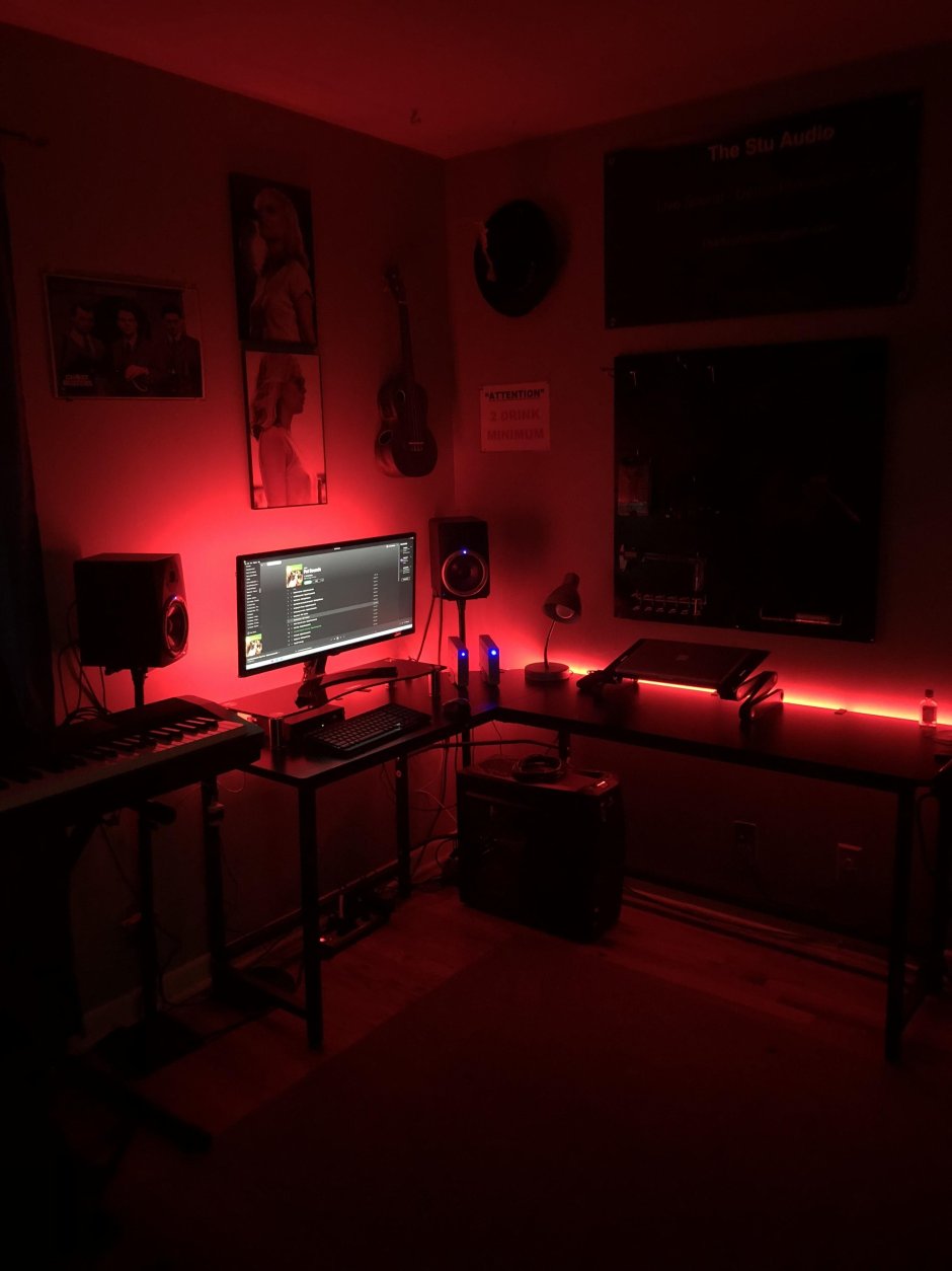 Красная в темноте комната