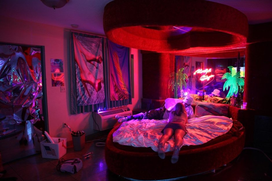 Спальня в стиле неон