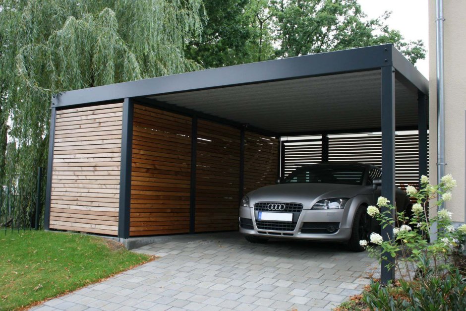 Деревянный гараж для автомобиля