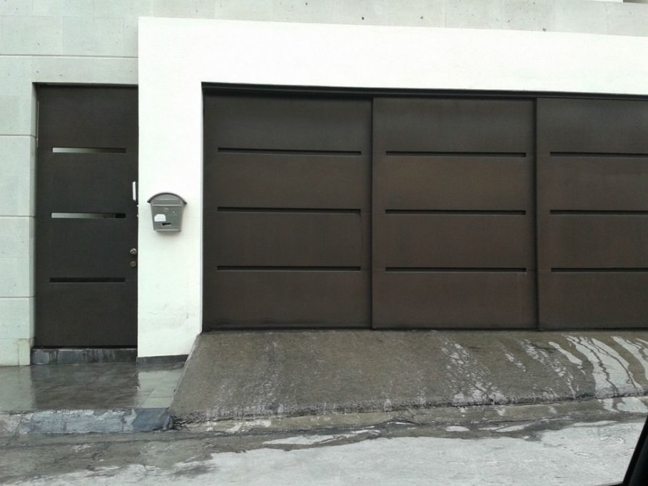 Ворота для гаража в минималистическом стиле