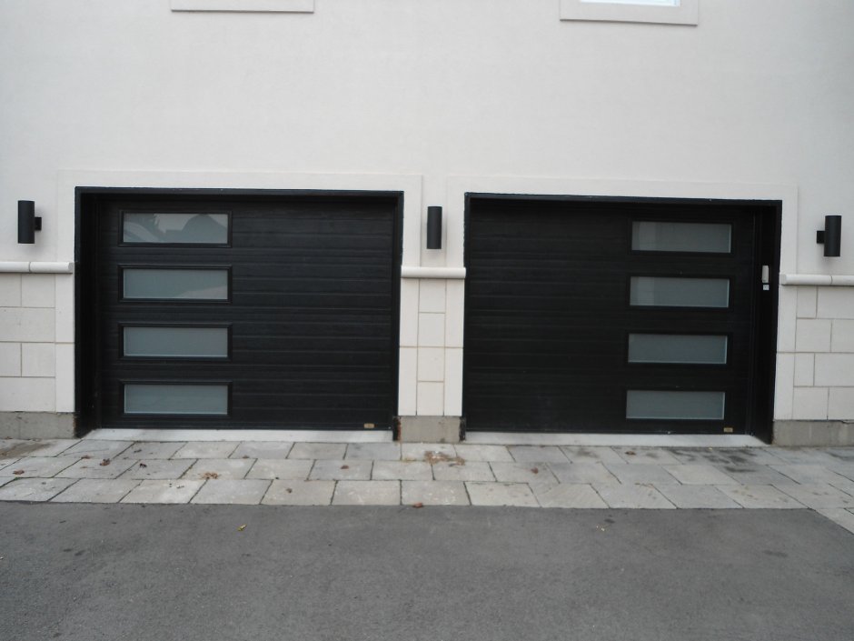 Черные гаражные ворота