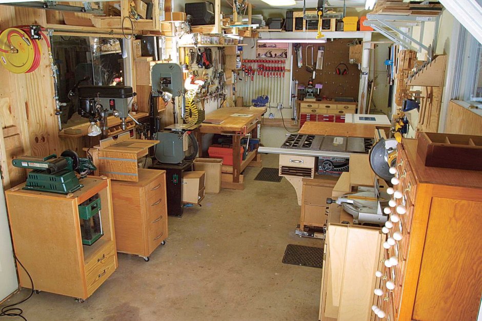 Столярная мастерская в небольшом гараже