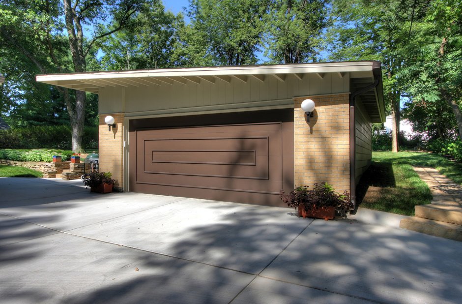 Красивый современный гараж