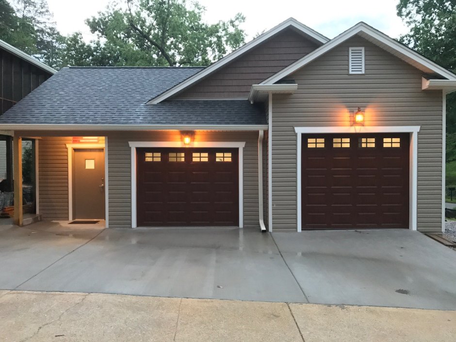 Красивый гараж на участке