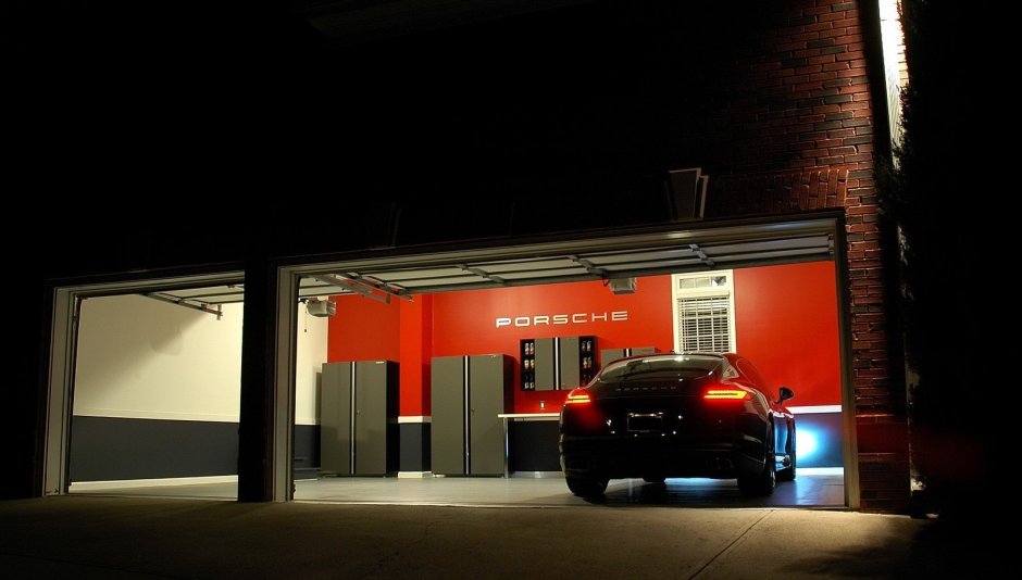 Машина в гараже