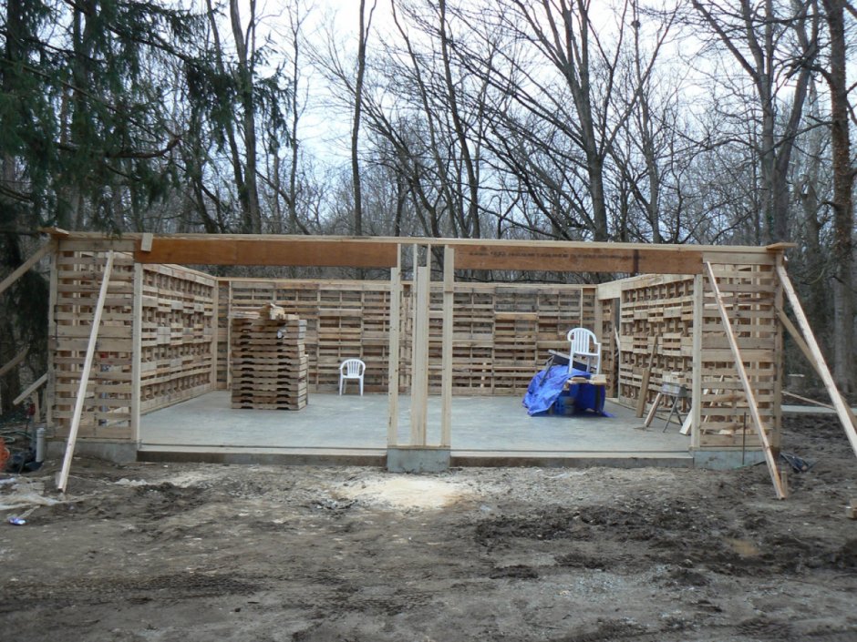 Гараж из поддонов