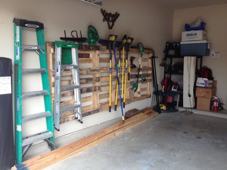 Стена гаража из паллетов