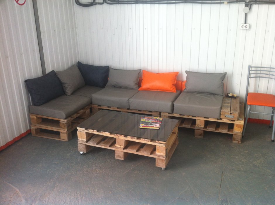 Диван из поддонов в гараж