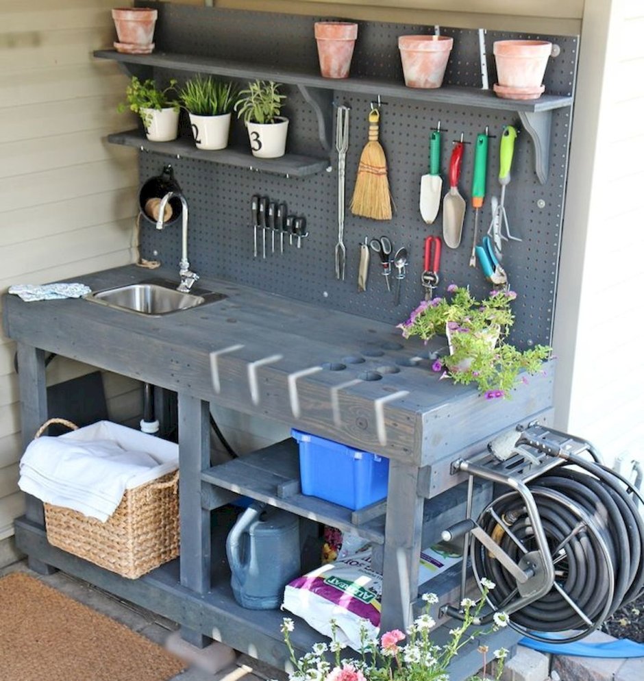 Стеллаж для инструментов в столярную мастерскую