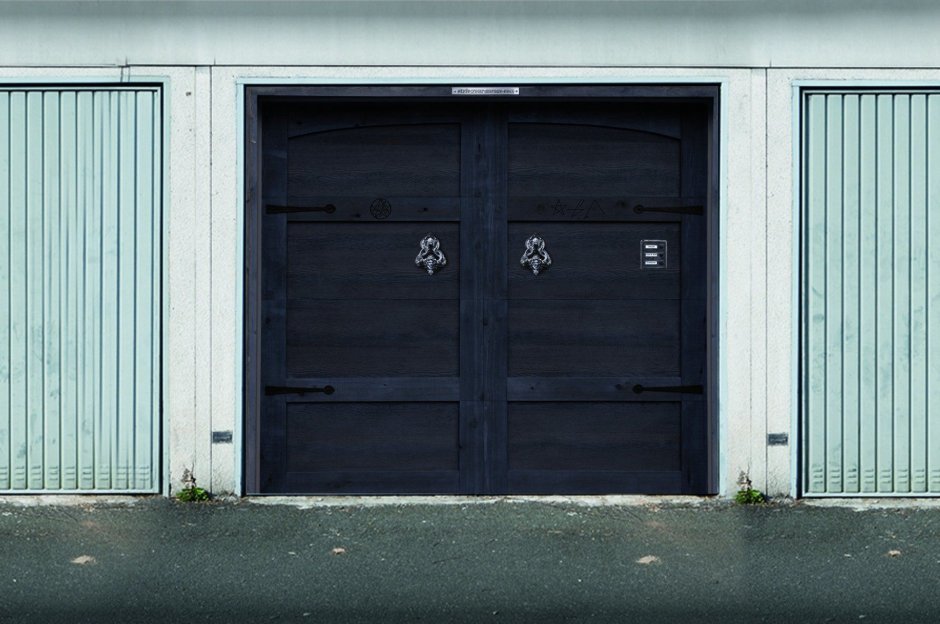 Дверь в воротах гаража