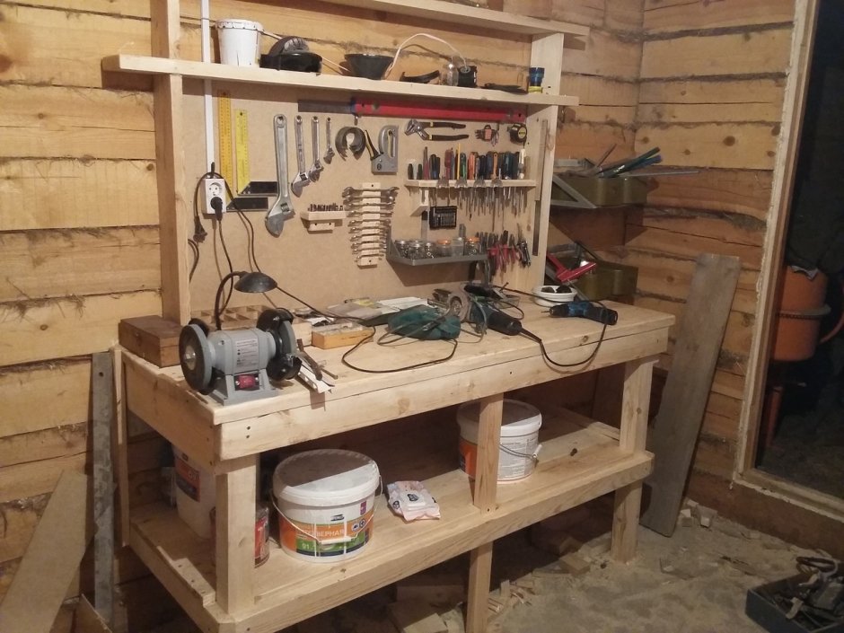 Верстак в сарае