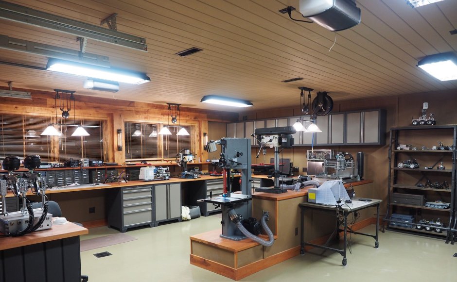 Освещение в мастерской столярной