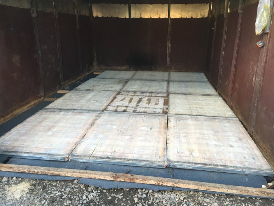 Пол в Железном гараже