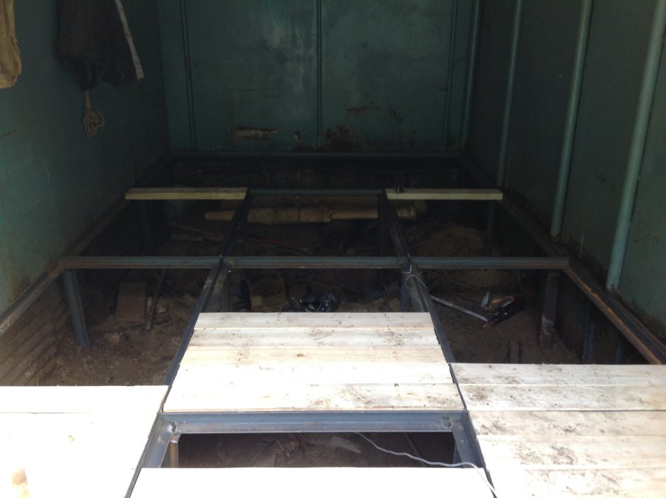Деревянный пол в Железном гараже