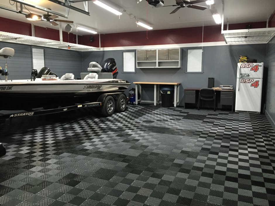 Пол в шикарном гараже