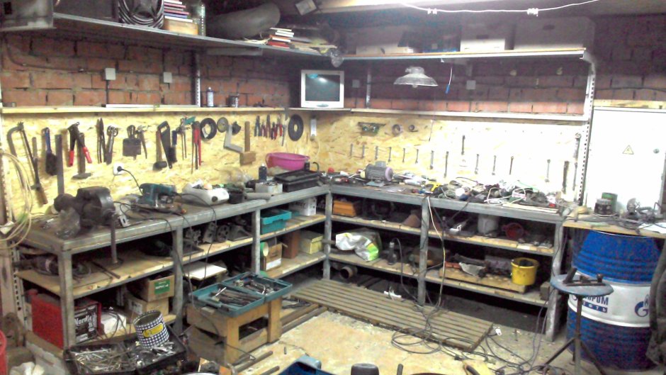 Угловой верстак в гараже своими