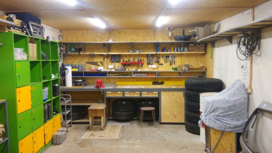 Угловой верстак в гараже