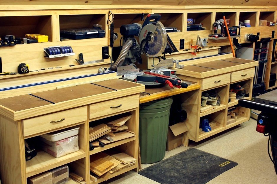 Верстак с инструментами