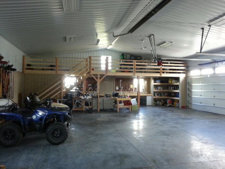 Интерьер автосервиса в гараже