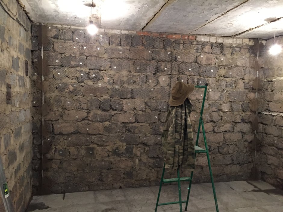 Покраска стен в гараже