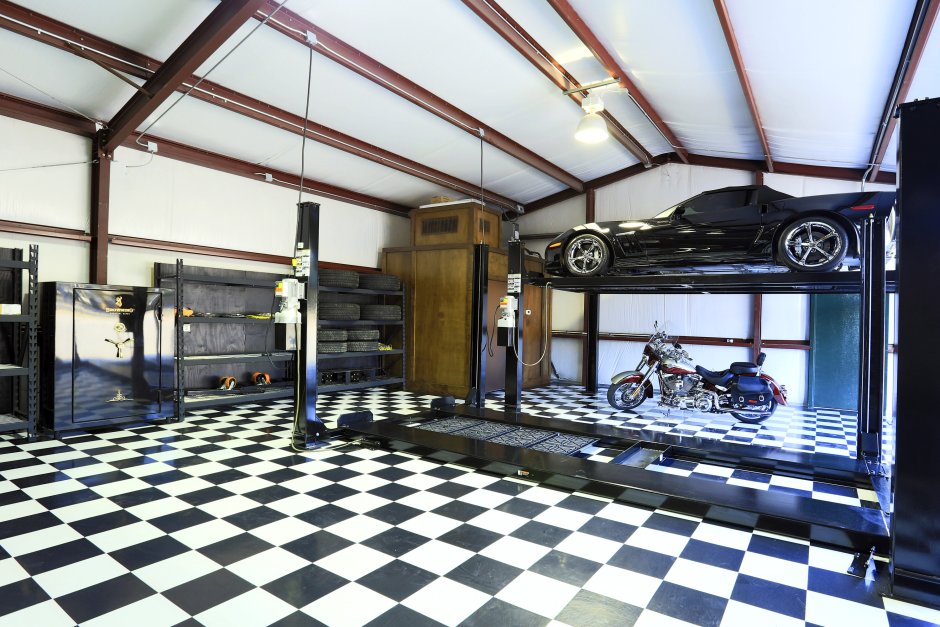 Красивый гараж с мастерской