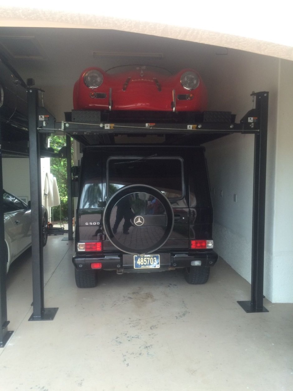 Двухуровневый гараж с подъемником