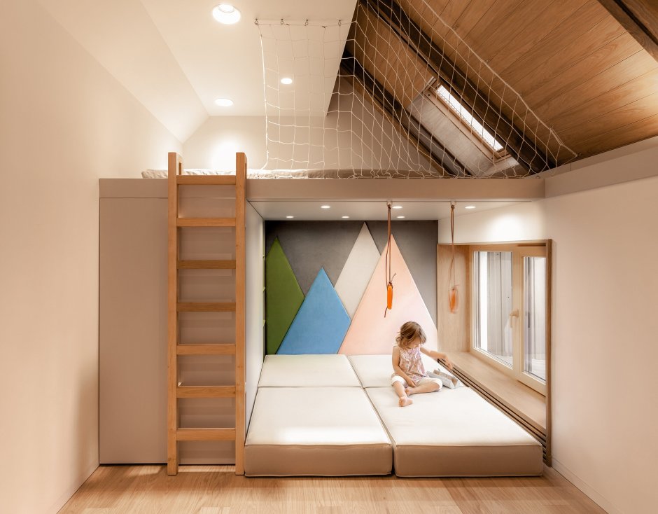 Дизайнерская планировка детской комнаты с мансардой