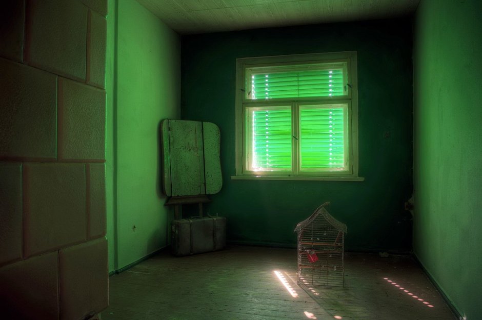Зеленый свет в комнате