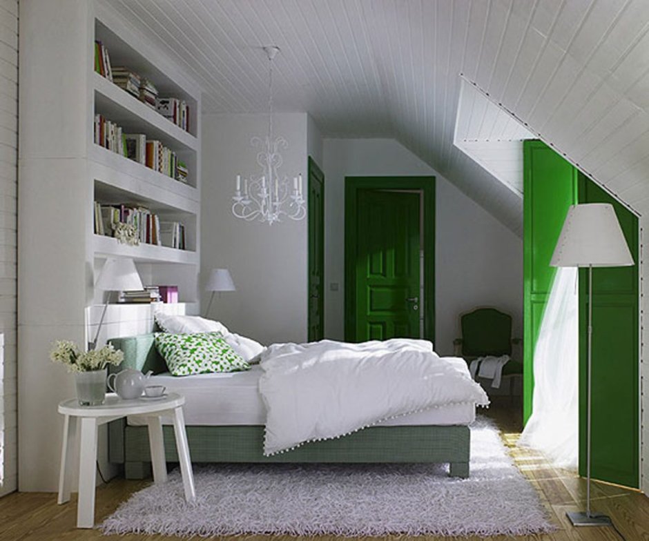 Зеленая спальня в мансарде