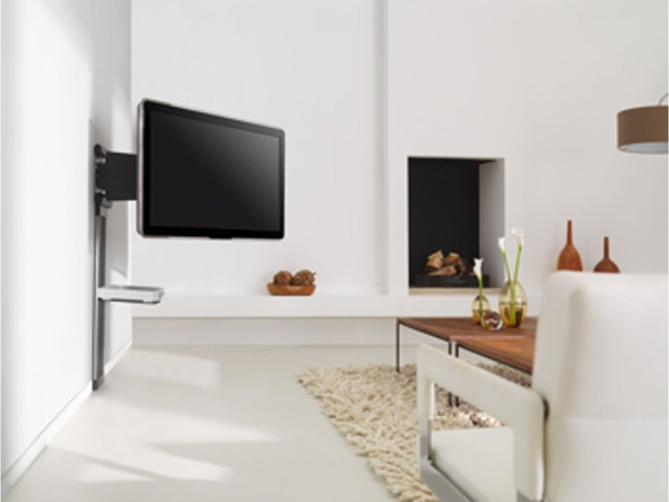 Интерьер комнаты с телевизором на стене