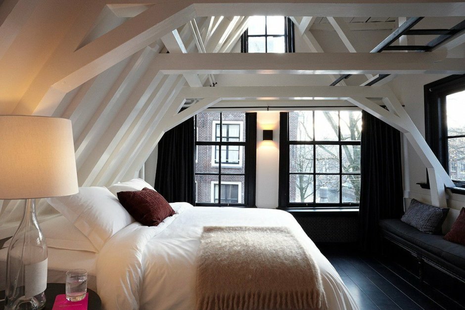 Спальня с мансардными окнами