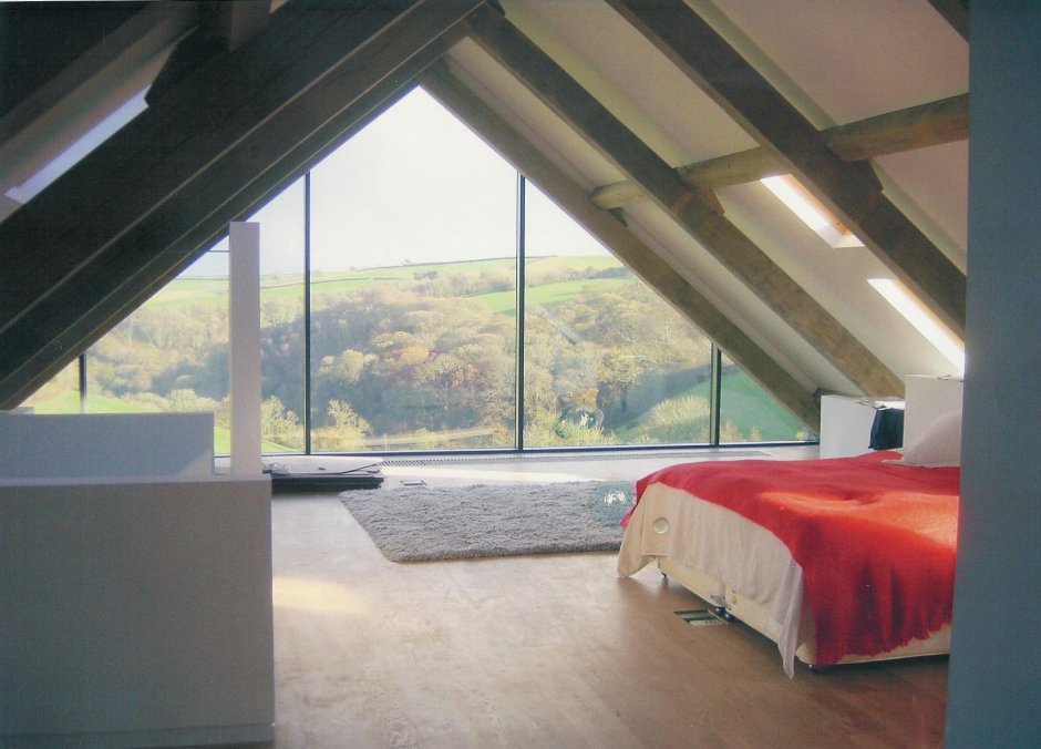 Спальня на мансарде с панорамным окном