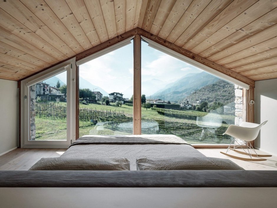 Деревянный дом с панорамными окнами