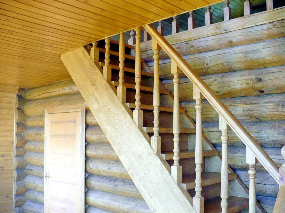 Пристройка к дому с лестницей на 2 этаж