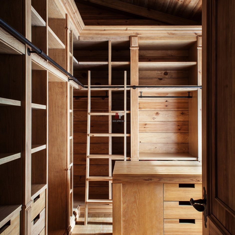 Гардеробные шкафы в деревянном доме
