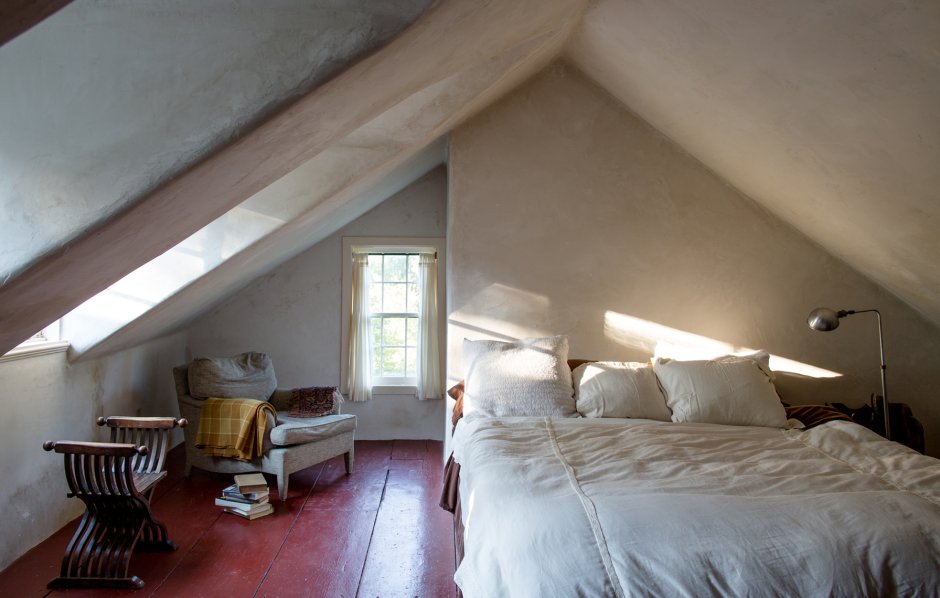 Спальня в мансарде с низким потолком